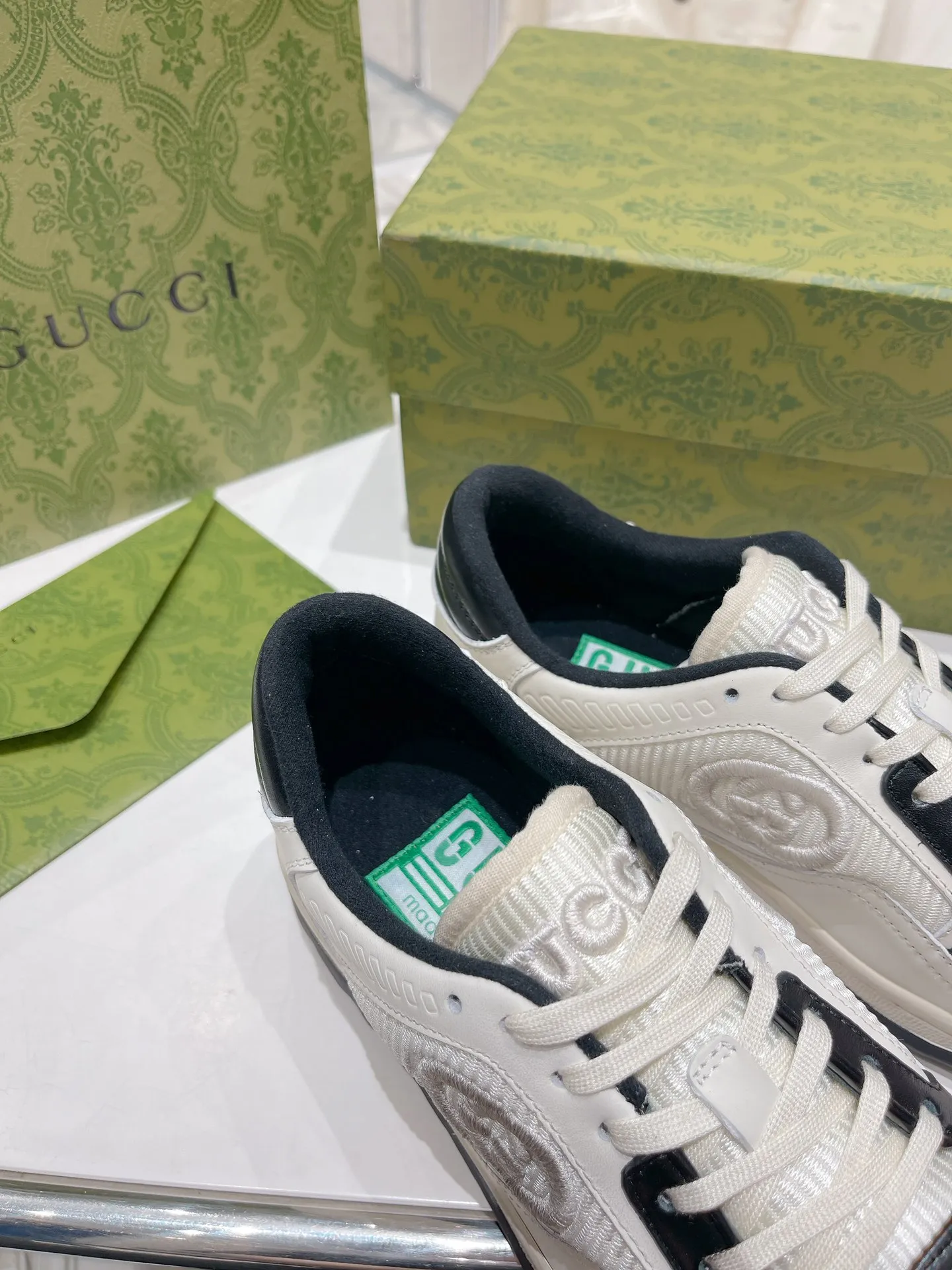 👟👟Ex-factory price 520👟👟 Gucci Gucci 2023 latest hot model MAC80 sneakers, couple style, casual, retro, old, dirty shoes, small dirty shoes, white shoes, original purchase, development, production, Gucci MAC80 new hot model series. The exquisite and compact interlocking double G logo romantically interprets the aesthetic concept of this series. Made of off-white leather, retro inspiration is cleverly integrated into the design of sports shoes, reinterpreting the brand logo. Fabric: Original custom imported first-layer cowhide. Lining: Original custom imported breathable mesh. Outsole: Original molded two-color TPU outsole. Sole thickness: 3CM. Size: Women's 35-40 / Men's 39-45.